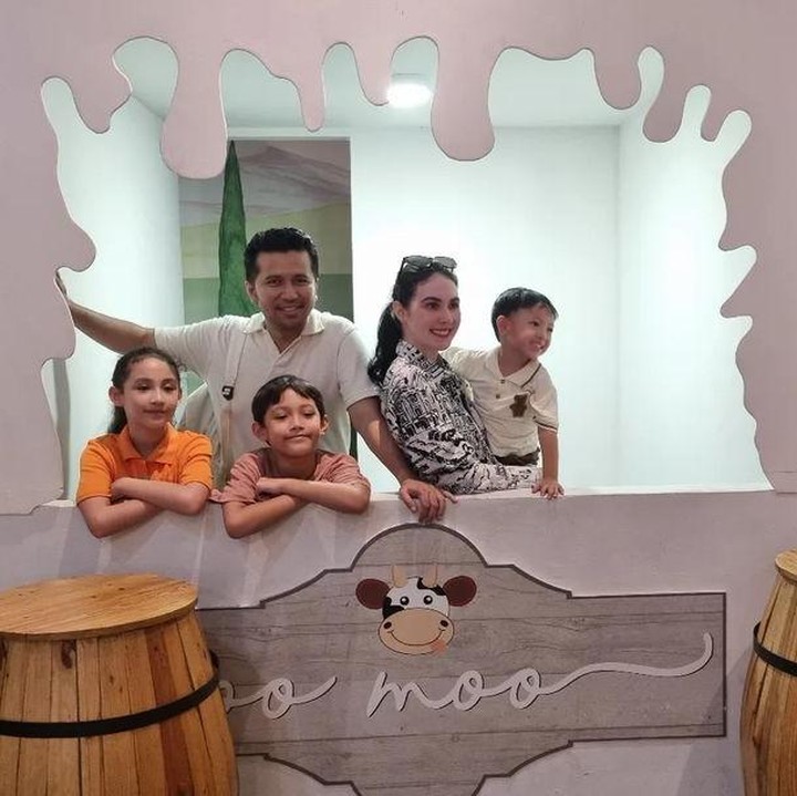 <p>Arumi Bachsin menikah dengan Emil Dardak pada tahun 2013. Kebahagiaan keduanya pun semakin lengkap dengan hadirnya tiga orang anak, Bunda. (Foto: Instagram: @arumibachsin_94)</p>
