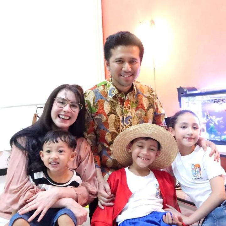 <p>Arumi melahirkan anak pertamanya yang bernama Lakeisha Ariestia Dardak pada 13 April 2014. Setahun kemudian, Arumi kembali dikaruniai seorang putra bernama Alkeinan Mahsyir Putro Dardak pada 18 November 2015.  (Foto: Instagram: @arumibachsin_94)</p>
