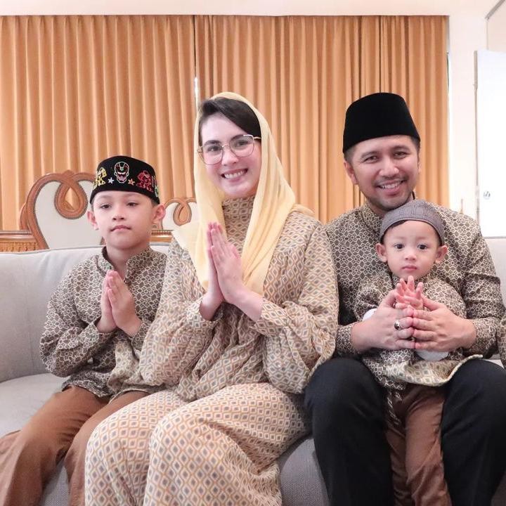 <p>Sempat alami keguguran di kehamilan ketiga, Arumi dan suami pun memutuskan untuk mengadopsi seorang bayi. Si Kecil yang kini berusia dua tahun, diberi nama Kalendra. (Foto: Instagram: @arumibachsin_94)</p>