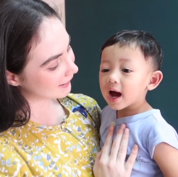 <p>"Kale sudah pintar ngomong nih Om, Tante Online. Gemas banget," tutur Arumi Bachsin seraya mengunggah video saat berbincang dengan Kale. (Foto: Instagram: @arumibachsin_94)</p>