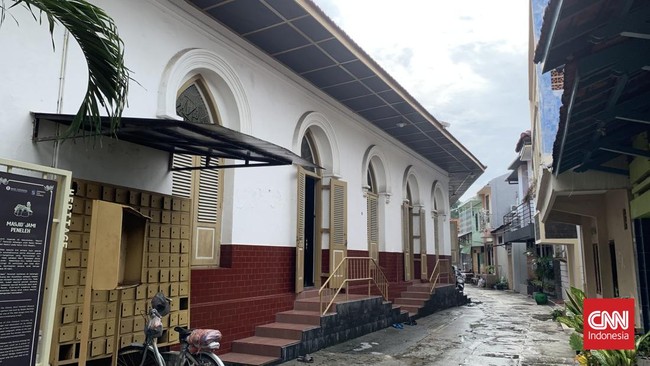 Dari cerita turun temurun disebutkan Masjid Jami Peneleh didirikan Raden Rahmat atau Sunan Ampel, bahkan sebelum Masjid Ampel yang lebih tersohor di Surabaya.