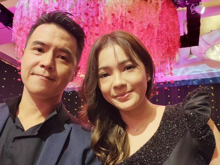 Terpopuler: Potret Romantis Maya Septha dan Suami