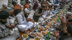 FOTO: Hangat Momen Buka Puasa Bersama di Berbagai Negara