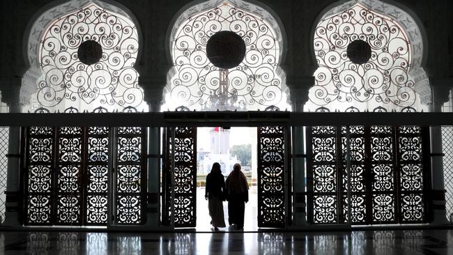 Setiap masuk dan keluar masjid, muslim harus melafalkan doa. Berikut doa masuk masjid dan doa keluar masjid untuk dihafalkan.