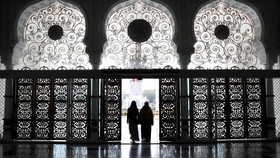 Doa Masuk dan Keluar Masjid: Arab, Latin, Artinya