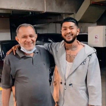 Diizinkan Pindah Agama, 7 Potret Kedekatan Onad Bareng Sang Ayah yang Jarang Tersorot