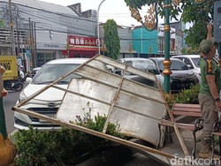 Papan Reklame Jatuh Terhempas Angin Kencang Timpa 2 Mobil di Kota Malang