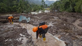 Jalan Poros Tana Toraja-Toraja Utara Terputus Tertutup Longsor