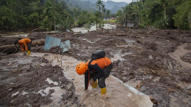 Jalan Trans Sulawesi Poros Tana Toraja-Toraja Utara pada Selasa (9/4) terputus akibat longsor.
