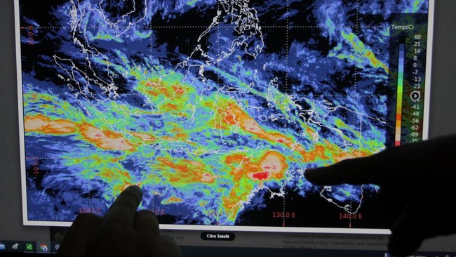 BMKG memprediksi hujan dan angin kencang berpotensi melanda sejumlah wilayah Indonesia dalam sepekan ke depan. Berikut daftarnya.