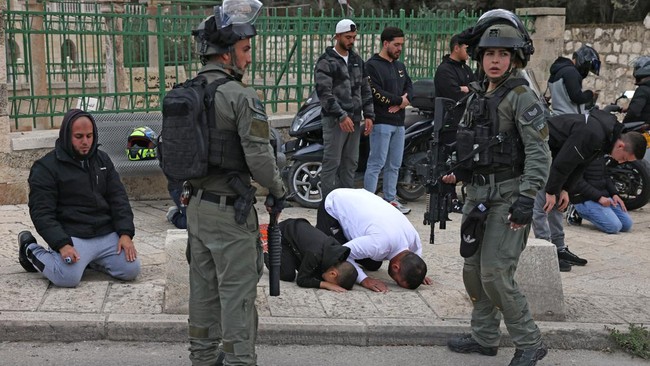 Israel berencana menyebar ribuan polisi di Yerusalem jelang salat Jumat perdana selama bulan Ramadan di kompleks Al Aqsa pada Jumat (15/3).