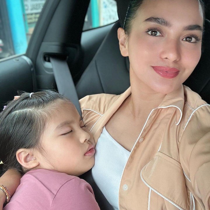 <p>Anak kedua Ririn Ekawati, Abigail Cattleya Putri, berhasil menyelesaikan puasa Ramadhan hari pertama. Ia pun langsung mengenggak minuman manis sambil menari. "Selamat ya, <em>full</em> (puasa) satu hari. Menahan nafsu makan dan emosi jiwa," ungkap Ririn bangga. (Foto: Instagram: @ririnekawati)</p>