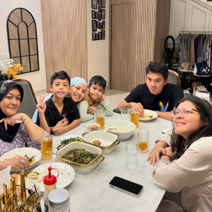 <p>Kedua anak Tya Ariestya, Kanaka dan Kalundra, sudah terbiasa berpuasa sejak kecil. Mereka pun mengabadikan momen kala sahur di hari pertama. "<em>MasyaAllah</em> Kakak Kanaka dan Adek Kalundra hebat. Semangat sahurnya. Selamat menjalankan puasa ibu kost <em>@tya_ariestya</em>," tutur seorang netizen. (Foto: Instagram: @tya_ariestya)</p>