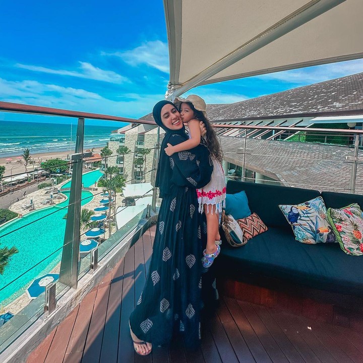 <p>Fairuz A Rafiq membagikan momen kala sang putri, Queen Eijaz, meminta izin untuk puasa setengah hari di hari pertama. "Puasa setengah harinya cuma sekali, besok semuanya <em>full</em> (sampai Magrib)," kata Eijaz gemas. (Foto: Instagram: @fairuzarafiq)</p>