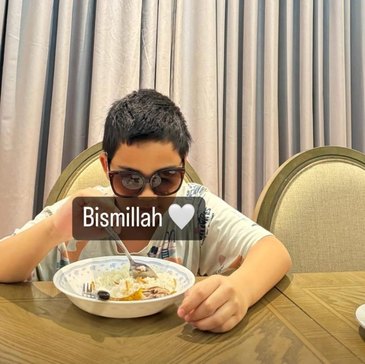 <p>Anak pertama Shireen Sungkar, Adam, bersemangat ketika bangun sahur nih, Bunda. Sambil makan, Adam tetap tampil kece dengan mengenakan kacamata cokelat, lho. (Foto: Instagram: @shireensungkar)</p>