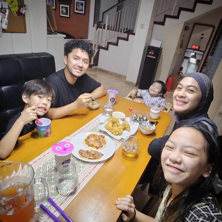 <p>Omesh dan Dian Ayu, turut mengabadikan momen kala anak-anaknya, Langit dan Bulan, sahur di hari pertama. Tidak hanya itu, Si Kecil Embun juga turut menemani, lho. "<em>Bismillah</em> untuk Ramadhan ini, semoga Allah mudahkan dan kita semua diberi kesehatan ya. Selamat puasa semuanya," ujar Dian Ayu. (Foto: Instagram: @dianayulestari)</p>