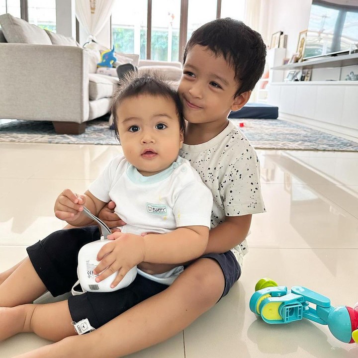 <p>Vebby melahirkan putra pertamanya yang bernama Ali Razi Bawazier pada 6 Januari 2021. Sementara itu, Si Kecil yang bernama Omar Razi Bawazier, lahir pada 15 Maret 2023. (Foto: Instagram: @vebbypalwinta)</p>