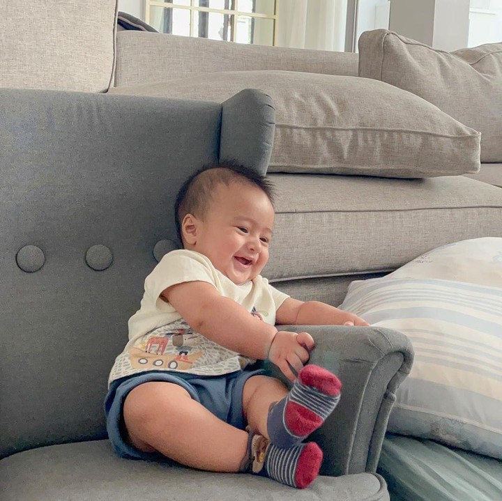 <p>Kelahiran Omar melengkapi kebahagiaan keluarga Vebby Palwinta. Sejak lahir, Omar pun sudah menjadi idola banyak netizen, Bunda. (Foto: Instagram: @vebbypalwinta)</p>