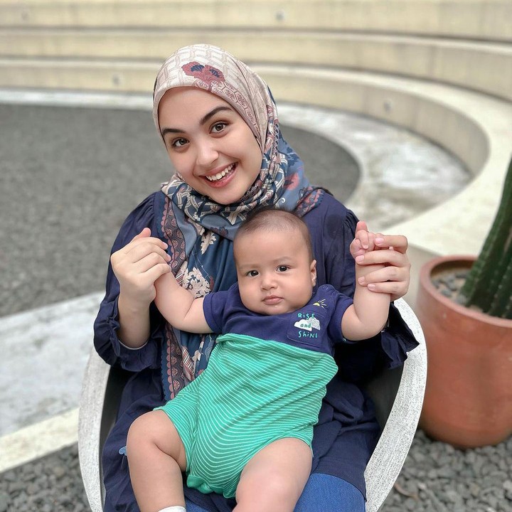 <p>Nama Omar sendiri memiliki makna yang mendalam dan sangat indah. Selain diambil dari salah satu Khalifah Rasyidin, nama Omar memberikan doa agar Si Kecil tumbuh saleh, cerdas, kuat, dan berwibawa. (Foto: Instagram: @vebbypalwinta)</p>