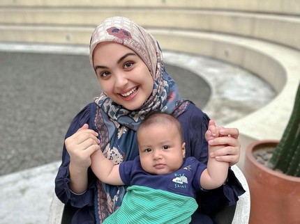 7 Potret Omar Putra Kedua Vebby Palwinta yang Punya Arti Namanya Indah