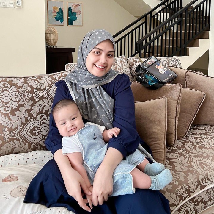 <p>"Kata Omar kami ambil dari salah satu nama Khalifah Rasyidin. Yang dengan ini kami berharap melalui nama ini, Omar bisa menjadi pribadi anak yang saleh, kuat, cerdas, berwibawa dan menjadi hamba Allah yang Allah cintai seperti para Khalifah-khalifah yang Allah pilih," tutur Vebby kala mengunggah potret Omar dikutip dari laman Instagram pribadinya. (Foto: Instagram: @vebbypalwinta)</p>