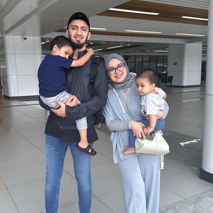 <p>Vebby Palwinta menikah dengan Razi Bawazier pada tahun 2020, Bunda. Dari pernikahan ini, keduanya pun dikaruniai dua orang putra tampan. (Foto: Instagram: @vebbypalwinta)</p>