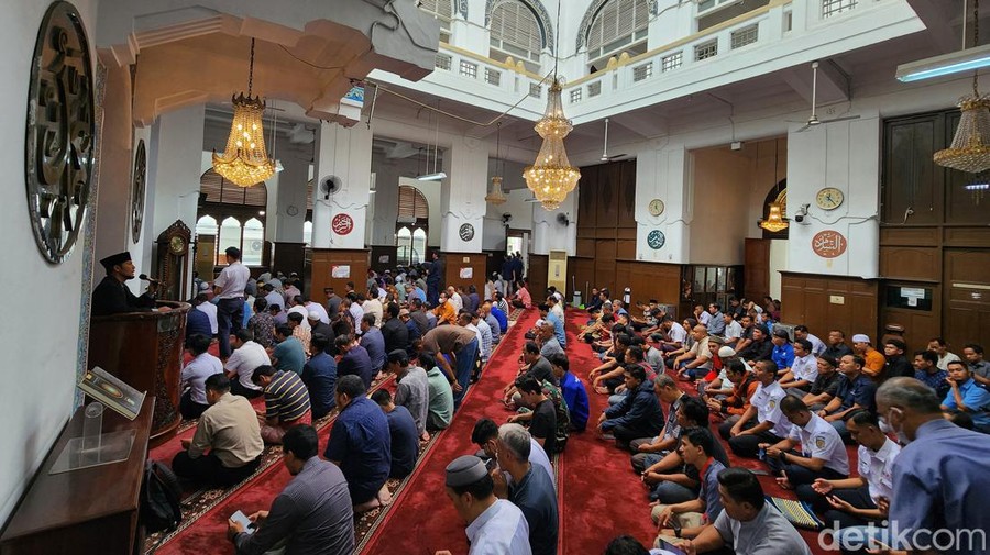 Umat Islam melakukan salat sunnah, mendengarkan ceramah di Masjid Cut Meutia, Menteng, Jakarta, Rabu (13/4/2024).