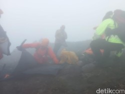 Momen Evakuasi Pendaki yang Ditemukan Tewas di Gunung Agung Bali