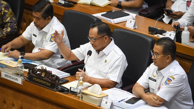 Wakil Ketua Komisi II DPR RI dari PDIP menyindir Mendagri Tito hampir sebagian besar penjabat kepala daerah tak layak untuk duduk di jabatannya.