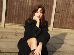 Sosok Ruby Sear yang Digendong V BTS dalam Teaser MV 'FRI(END)S'