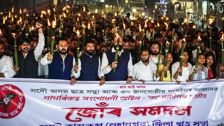 Seluruh anggota Serikat Mahasiswa Assam (AASU) melakukan prosesi obor untuk memprotes Undang-Undang Amandemen Kewarganegaraan (CAA) di Guwahati, India, Selasa, 12 Maret 2024. Seluruh anggota Serikat Mahasiswa Assam (AASU) melakukan prosesi obor untuk memprotes Undang-Undang Amandemen Kewarganegaraan (CAA) di Guwahati, India, Selasa, 12 Maret 2024. (AP Photo/Anupam Nath)