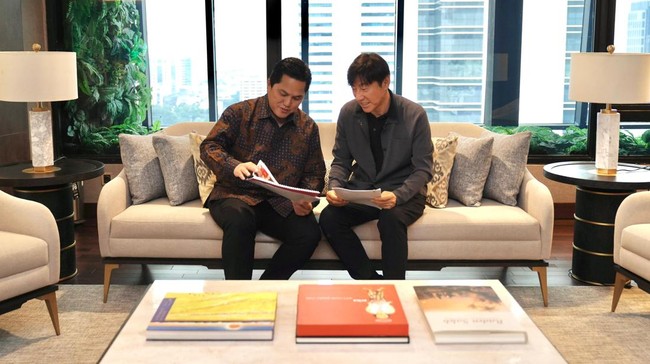 Ketua Umum PSSI Erick Thohir bahas aspek lain di luar kontrak baru saat bertemu dengan pelatih Shin Tae Yong jelang duel Korea Selatan vs Timnas Indonesia U-23.