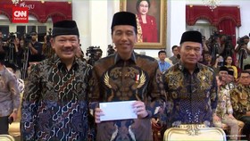 VIDEO: Jokowi dan Para Menteri Bayar Zakat Fitrah di Istana
