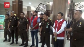 VIDEO: Kadinkes Sumut Ditahan Diduga Korupsi APD Covid-19 Rp24 M