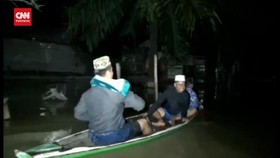 VIDEO: Dikepung Banjir, Warga Muaro Jambi Pergi Tarawih Pakai Perahu