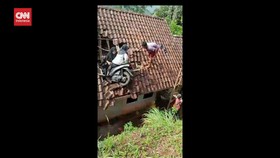 VIDEO: Viral 2 Bocah Pemotor Nyangkut di Genteng, Polisi Jelaskan Ini