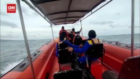 VIDEO: Operasi SAR Puluhan ABK Kapal Ikan yang Terbalik di Selayar