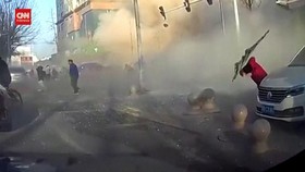 VIDEO: Detik-detik Wanita Tertimpa Puing Bangunan di China