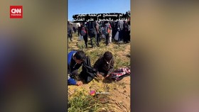 VIDEO: Momen Anak Gaza Pungut Bantuan Makanan yang Bercampur Tanah