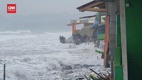 VIDEO: Ombak Besar, Pantai Wisata Pelabuhan Rusak Porak Poranda