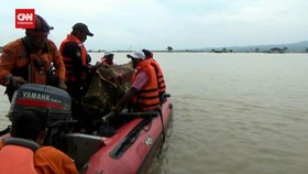 VIDEO: TPU Terendam Banjir, Jenazah Nenek Diangkut Perahu Karet