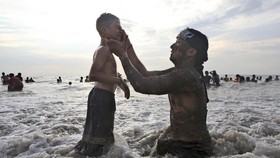 FOTO: Menyucikan Diri Usai Nyepi dengan Mandi Lumpur di Bali