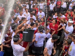 Pemkot Denpasar Akan Tambah Dana Omed-omedan Rp 75 Juta