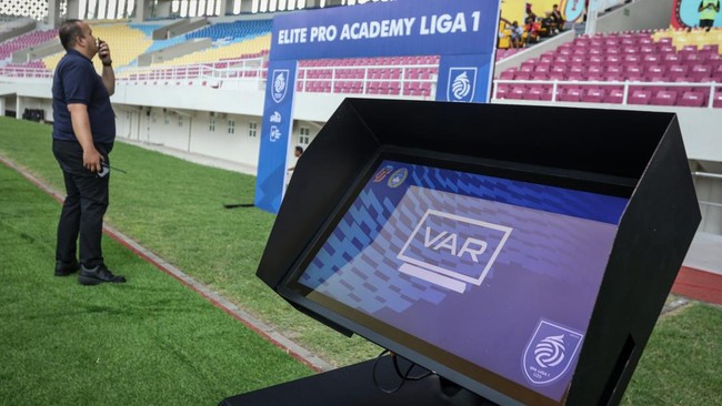 Wali Kota Solo, Gibran Rakabuming Raka, menyoroti uji coba VAR yang dilakukan di Stadion Manahan, Solo, pada final Elite Pro Academy (EPA) U-20 2023/2024.