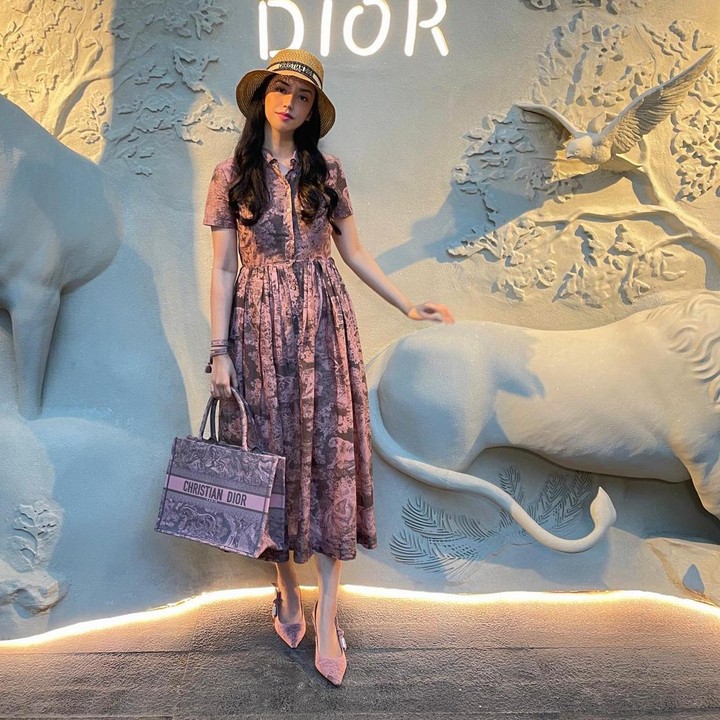 <p>Tak hanya menggeluti dunia seni peran, Velove Vexia juga aktif sebagai model. Bahkan sejak beberapa tahun terakhir, ia sibuk menghadiri berbagai acara fashion. Wajahnya juga muncul di berbagai sesi pemotretan untuk majalah mode dan iklan merek terkemuka. (Foto: Instagram @vaelovexia)</p>