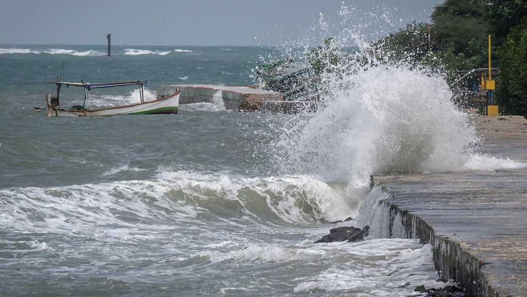 Peringatan BMKG: Waspada Gelombang Tinggi 4 Meter di Sejumlah Perairan