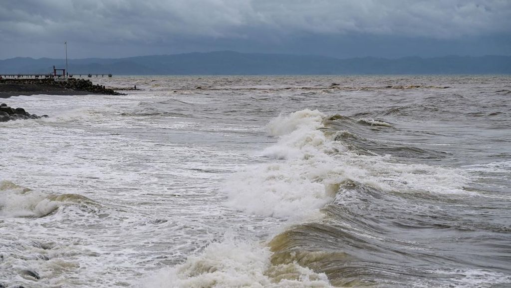Siklon Nokaen Picu Gelombang Tinggi di Sejumlah Perairan RI