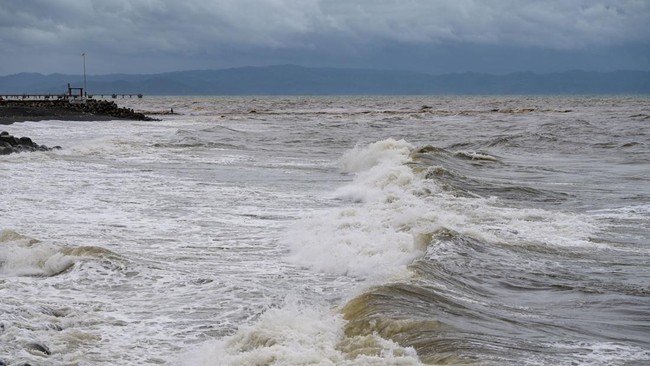 Studi Ungkap Air Laut Makin Gelap Dalam 20 Tahun Terakhir Lautan dilaporkan berubah makin gelap dalam dua dekade terakhir. Kondisi ini membuat zona air tempat makhluk hidup bergantung pada cahaya matahari berkurang.