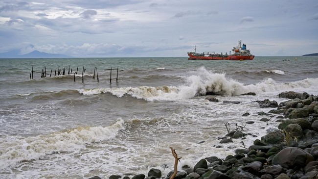 Sebuah kapal tanker WM Natuna mengalami kecelakaan laut hingga menabrak pos polisi dan bangunan milik warga di Perairan Telaga Punggur, Kota Batam.