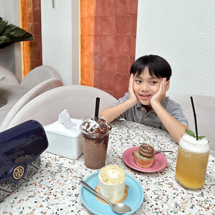 <p>Banyak netizen yang mendoakan Yusuf agar selalu dalam keadaan sehat nih, Bunda. Mereka juga berharap Yusuf selalu bahagia dunia dan akhirat. (Foto: Instagram: @larissachou)</p>